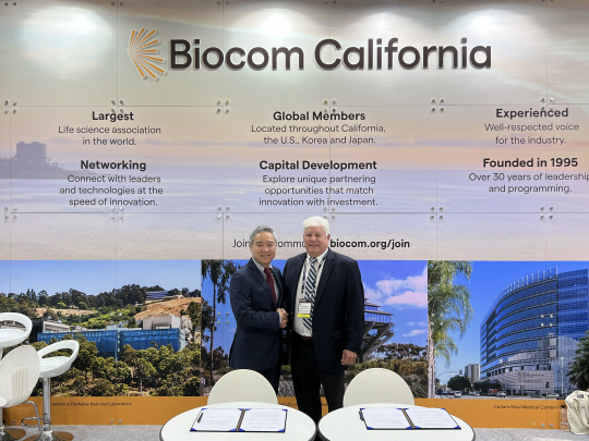 9일 서울 코엑스에서 진행된 한국바이오협회-미국 바이오컴 캘리포니아 업무협약(MOU) 체결식. 한국바이오협회 이승규 부회장(왼쪽)과 바이오컴 캘리포니아 조 패네타 명예회장.한국바이오협회 제공.